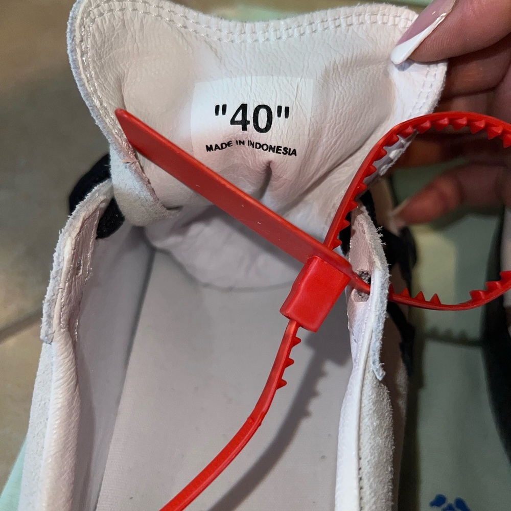 Off-White White and Black Low-Top Sneakers with Red Zip Tie - Picture 7 of 9